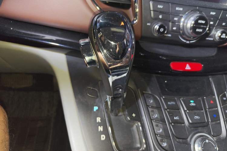 Used JAC Group Refine M5 2016 2.0T Gasoline Automatic Business Edition Gear Lever