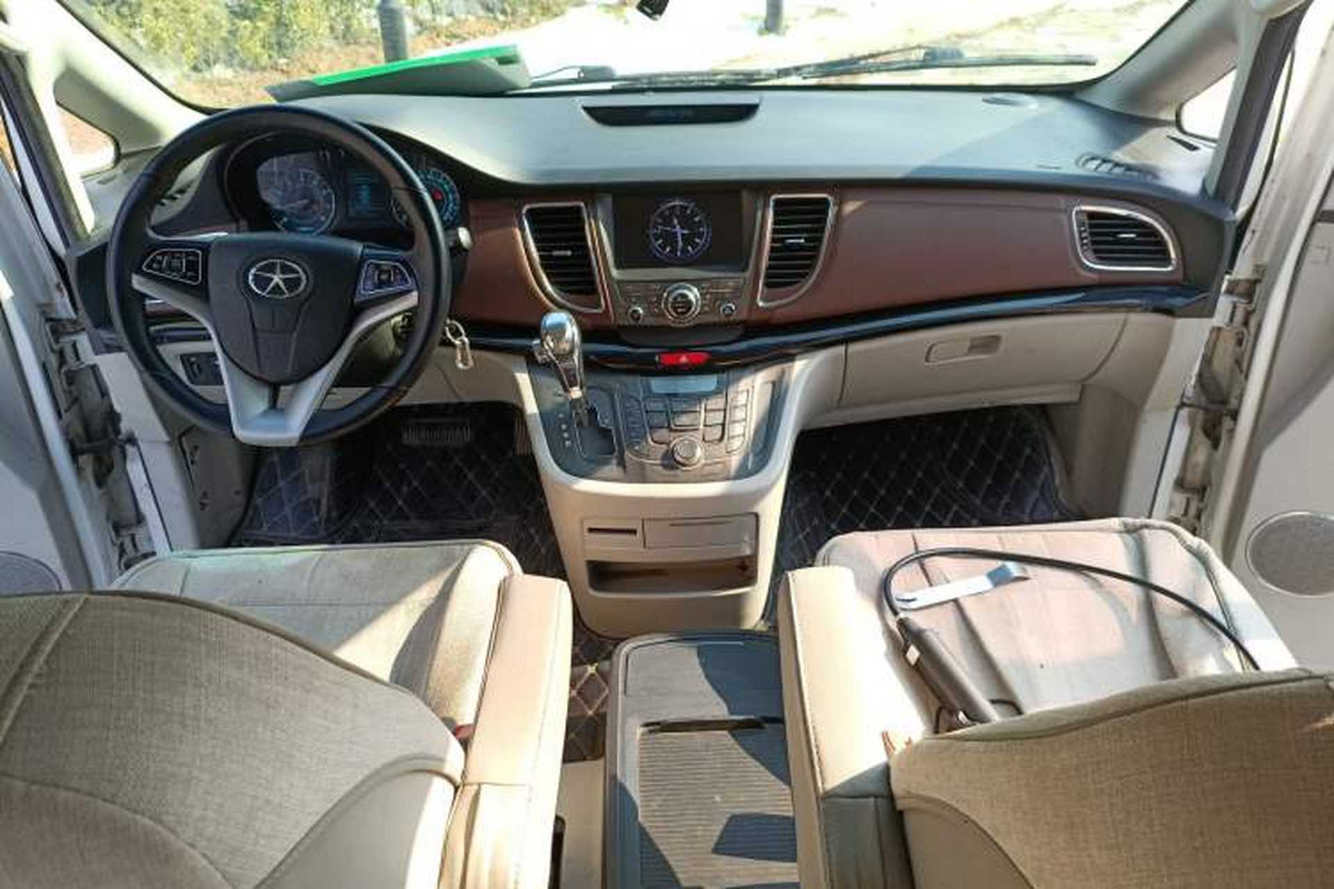 Used JAC Group Refine M5 2016 2.0T Gasoline Automatic Business Edition Center Console