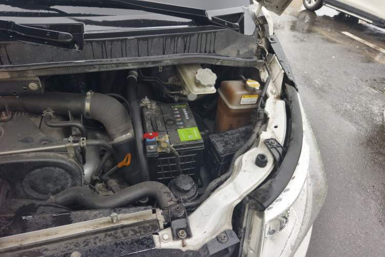 Used JAC Group Refine M5 2016 2.0T Gasoline Automatic Business Edition Engine Bay Left