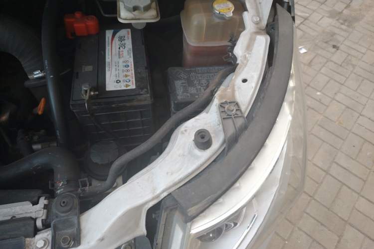 Used JAC Group Refine M5 2016 2.0T Gasoline Automatic Business Edition Engine Bay Left
