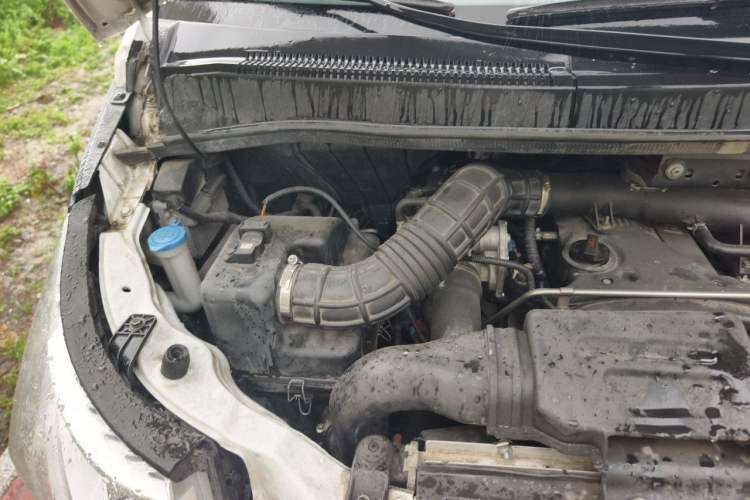 Used JAC Group Refine M5 2016 2.0T Gasoline Automatic Business Edition Engine Bay Right