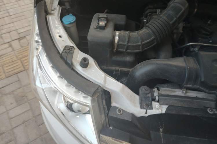 Used JAC Group Refine M5 2016 2.0T Gasoline Automatic Business Edition Engine Bay Right