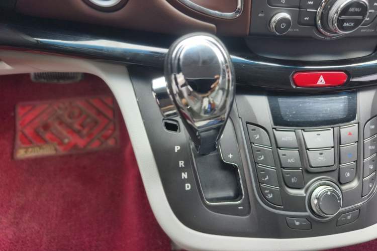 Used JAC Group Refine M5 2016 2.0T Gasoline Automatic Business Edition Gear Lever