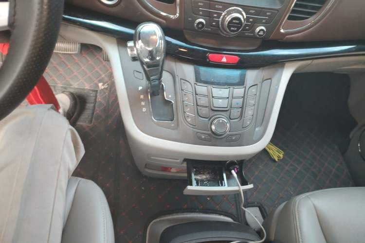 Used JAC Group Refine M5 2016 2.0T Gasoline Automatic Business Edition Gear Lever