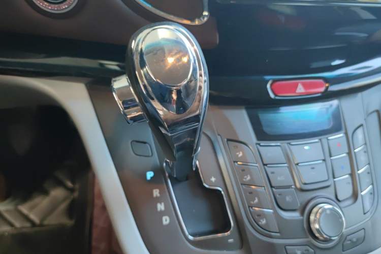Used JAC Group Refine M5 2016 2.0T Gasoline Automatic Business Edition Gear Lever