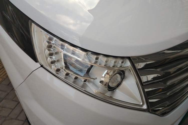 Used JAC Group Refine M5 2016 2.0T Gasoline Automatic Business Edition Right Front Headlight