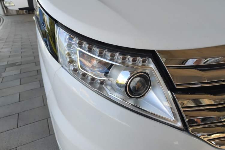 Used JAC Group Refine M5 2016 2.0T Gasoline Automatic Business Edition Right Front Headlight