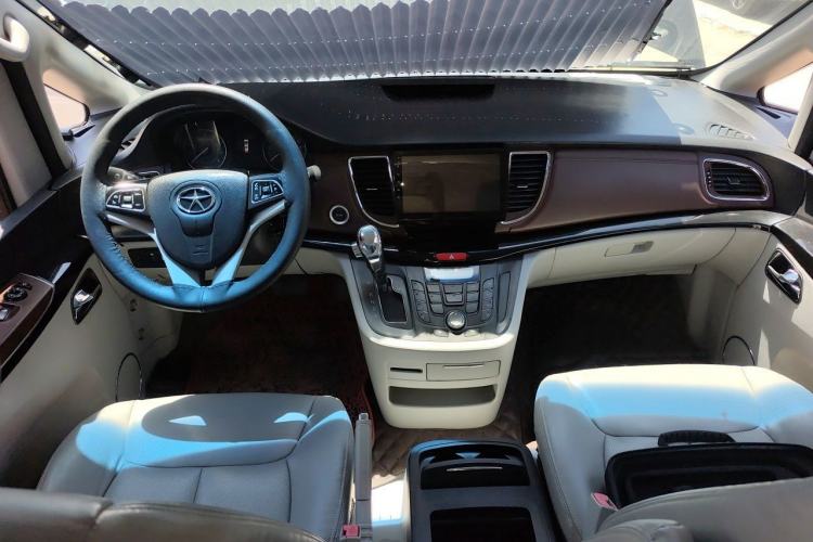 Used JAC Group Refine M5 2017 2.0T Gasoline Dual-Clutch Executive Version Center Console