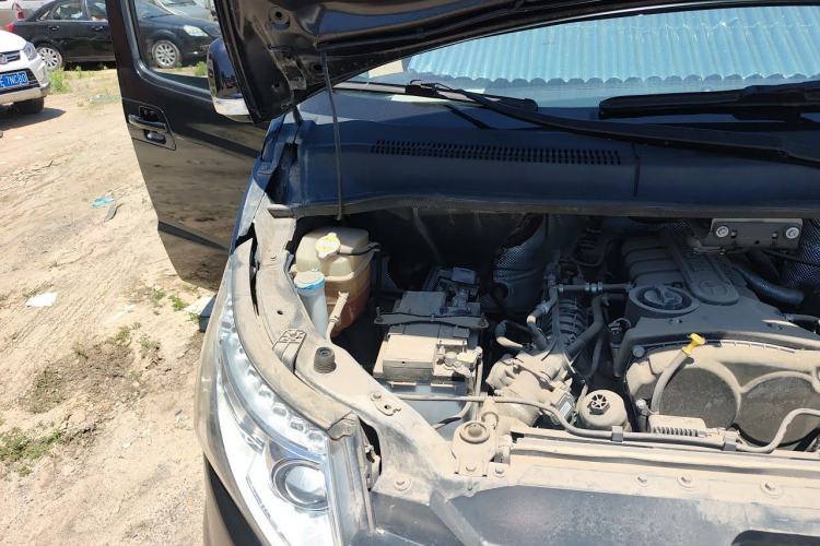 Used JAC Group Refine M5 2017 2.0T Gasoline Dual-Clutch Executive Version Engine Bay Right