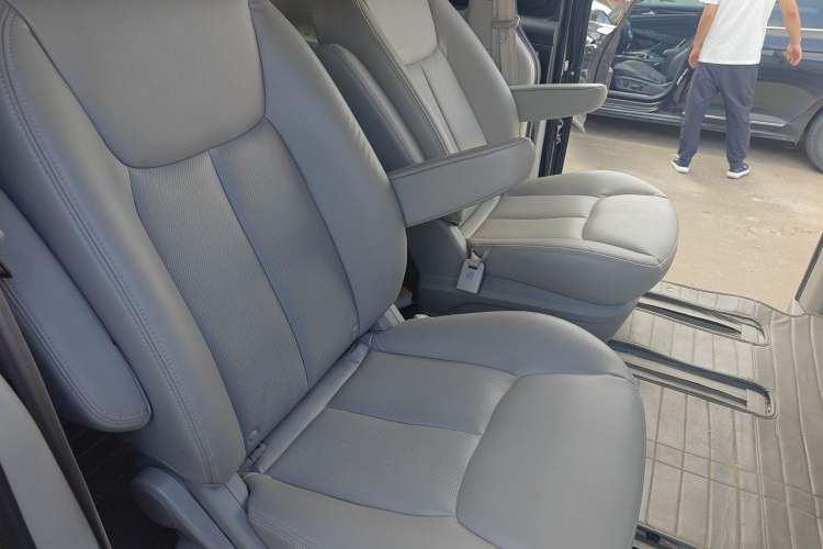 Used JAC Group Refine M5 2017 2.0T Gasoline Dual-Clutch Executive Version Left Rear Seat