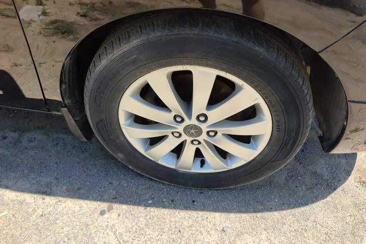Used JAC Group Refine M5 2017 2.0T Gasoline Dual-Clutch Executive Version Right Front Wheel Hub