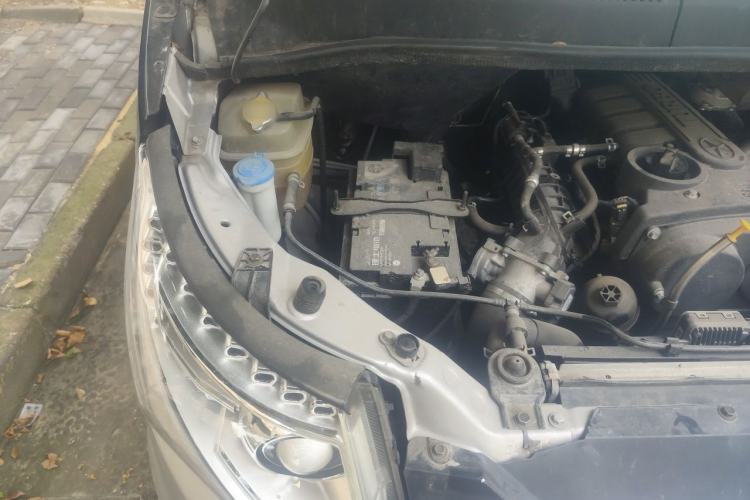 Used JAC Group Refine M5 2017 2.0T Gasoline Dual-Clutch Executive Version Engine Bay Right