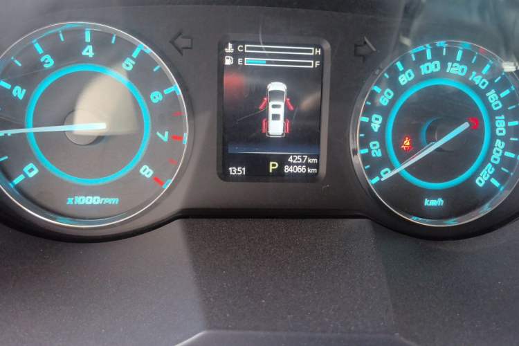 Used JAC Group Refine M5 2017 2.0T Gasoline Dual-Clutch Business Edition Odometer Close Up