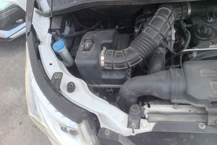 Used JAC Group Refine M5 2017 2.0T Gasoline Automatic Prestige Edition Engine Bay Right