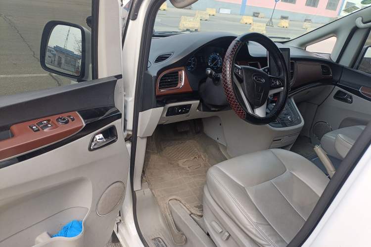 Used JAC Group Refine M5 2019 2.0T Gasoline Dual-Clutch Business Edition Interior 3
