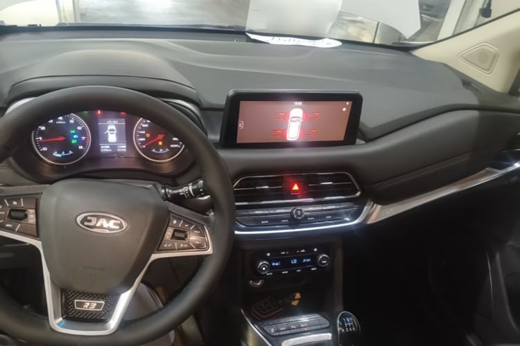 Used JAC Group Refine R3 2018 1.6L Manual Luxury Smart Model Center Console