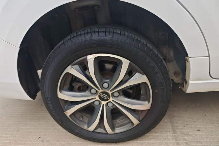 Used JAC Group Refine R3 2018 1.6L Manual Luxury Sunroof Model Exterior 5