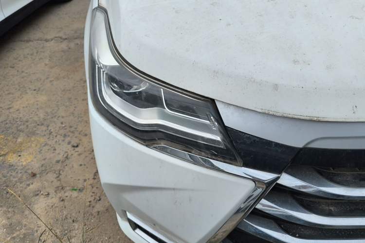 Used JAC Group Refine R3 2018 1.6L CVT Comfort Model Right Front Headlight
