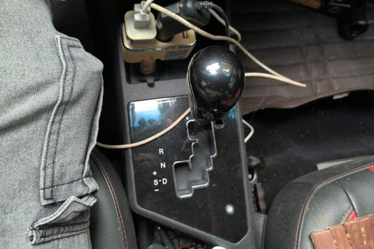Used JAC Group Refine S2 2015 1.5L CVT Luxury Smart Version Gear Lever