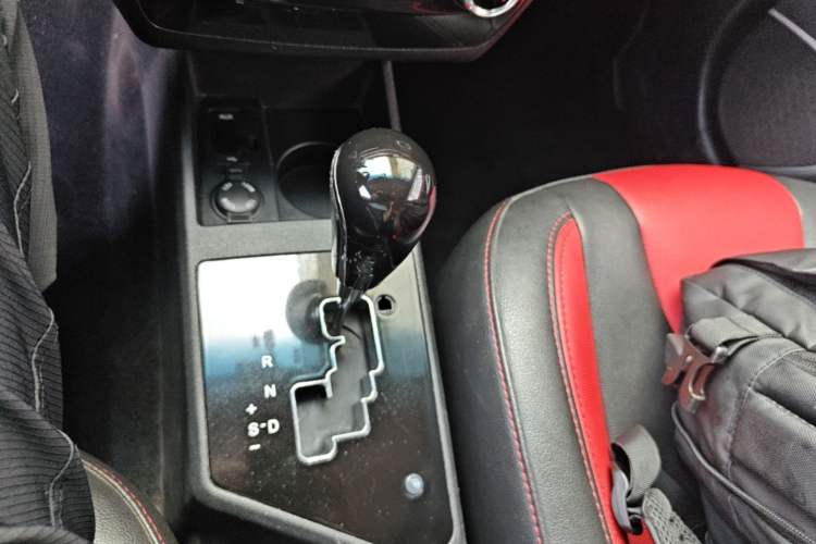 Used JAC Group Refine S2 2015 1.5L CVT Luxury Smart Version Gear Lever