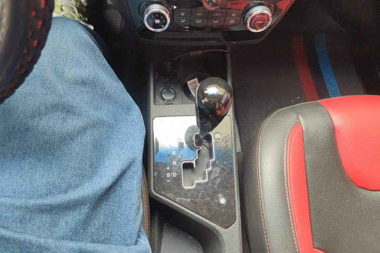 Used JAC Group Refine S2 2015 1.5L CVT Luxury Edition Gear Lever