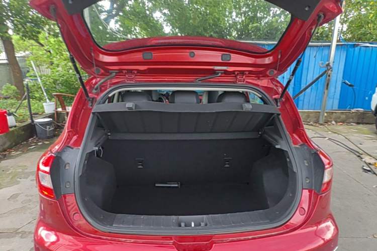Used JAC Group Refine S2 2015 1.5L CVT Luxury Smart Version Trunk