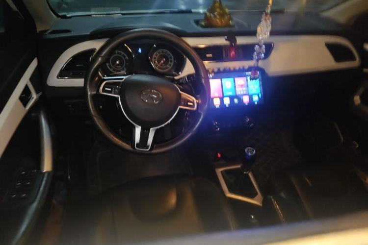 Used JAC Group Refine S2 2015 1.5L Manual Luxury Smart Model Center Console