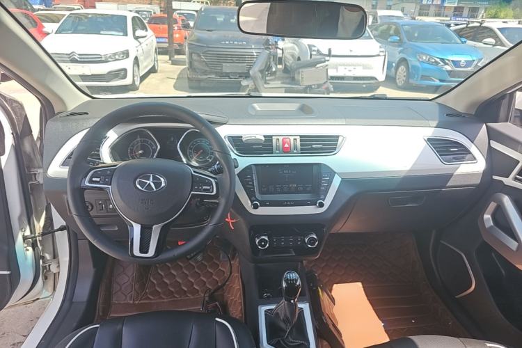 Used JAC Group Refine S2 2015 1.5L Manual Luxury Model Center Console