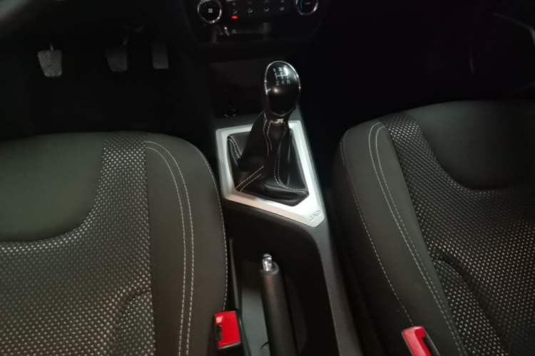 Used JAC Group Refine S2 2015 1.5L Manual Luxury Model Gear Lever