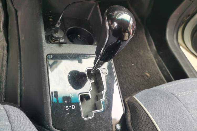 Used JAC Group Refine S2 2015 1.5L CVT Luxury Smart Version Gear Lever