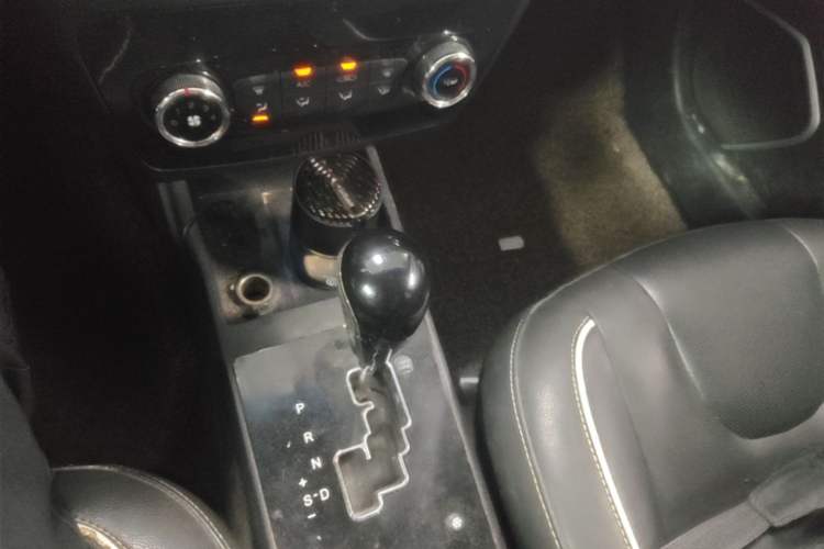 Used JAC Group Refine S2 2015 1.5L CVT Luxury Edition Gear Lever