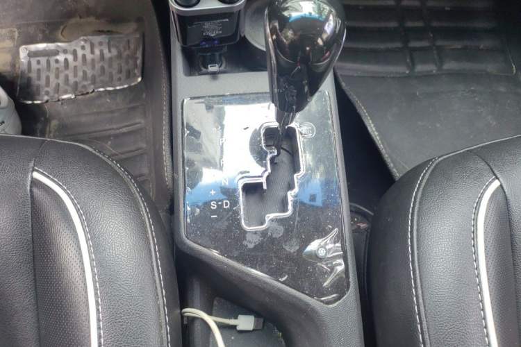 Used JAC Group Refine S2 2015 1.5L CVT Luxury Smart Version Gear Lever
