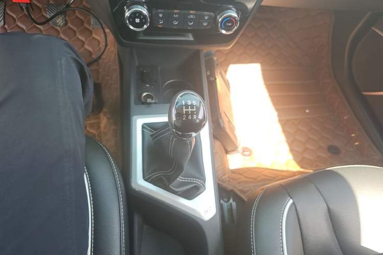 Used JAC Group Refine S2 2015 1.5L Manual Luxury Model Gear Lever