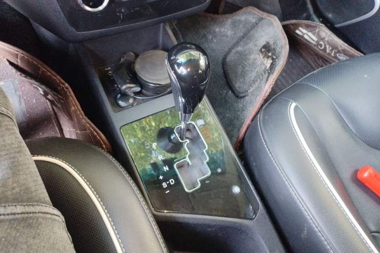 Used JAC Group Refine S2 2015 1.5L CVT Luxury Smart Version Gear Lever