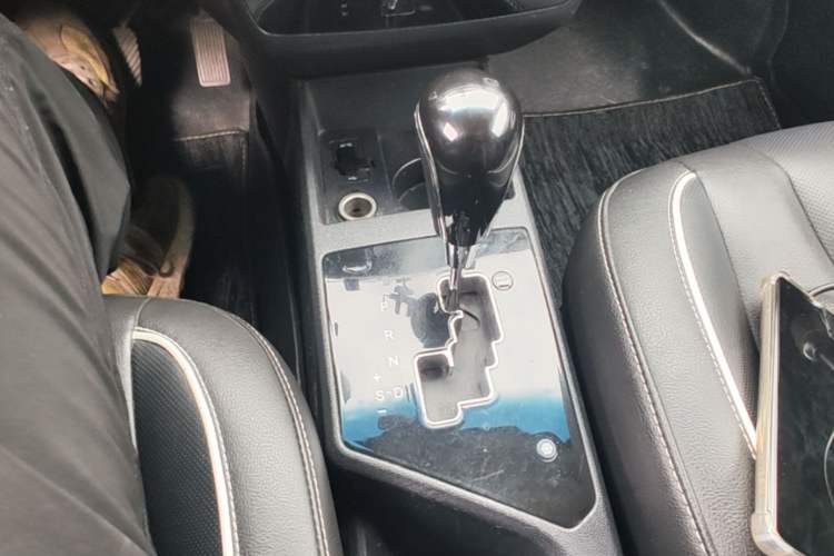 Used JAC Group Refine S2 2015 1.5L CVT Luxury Smart Version Gear Lever