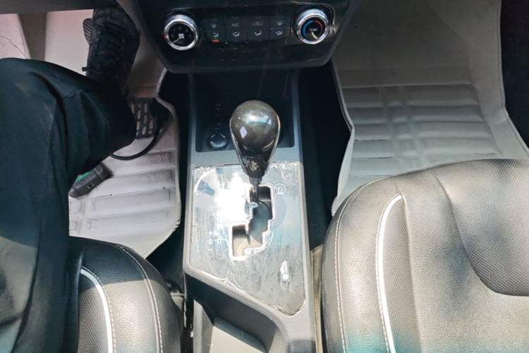 Used JAC Group Refine S2 2015 1.5L CVT Luxury Smart Version Gear Lever