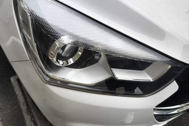 Used JAC Group Refine S2 2015 1.5L Manual Luxury Smart Model Right Front Headlight