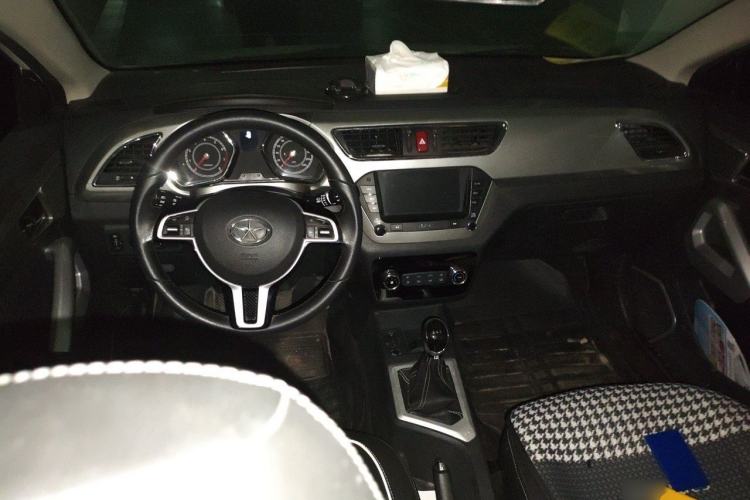 Used JAC Group Refine S2 2016 1.5L Manual Luxury Smart Version Two-Tone Edition Center Console