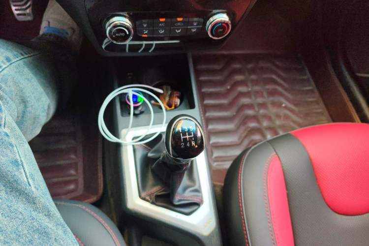Used JAC Group Refine S2 2016 1.5L Manual Luxury Smart Version Two-Tone Edition Gear Lever