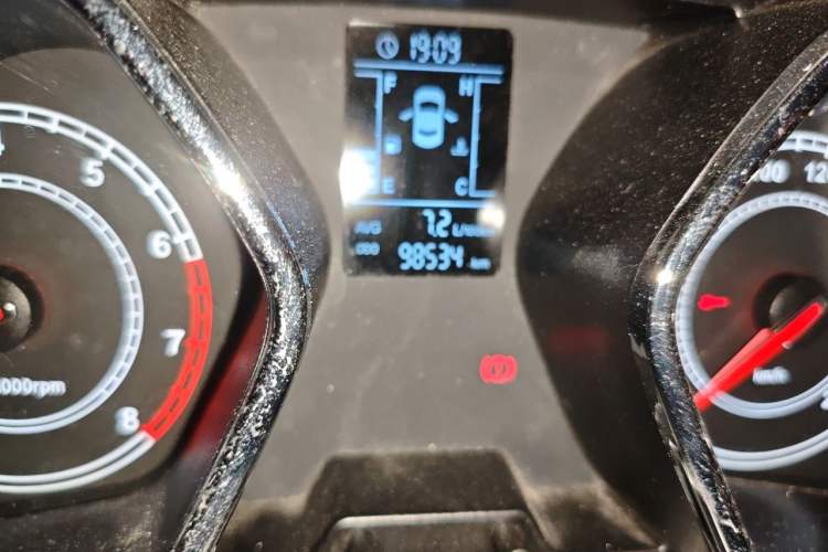 Used JAC Group Refine S2 2016 1.5L Manual Luxury Smart Version Two-Tone Edition Odometer Close Up