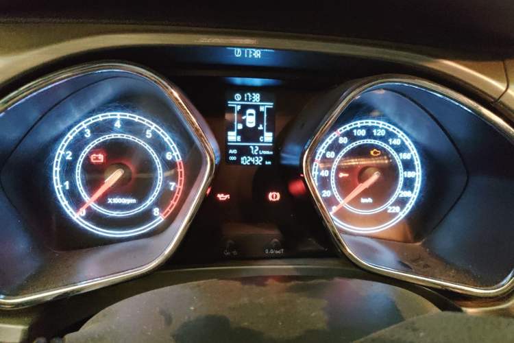 Used JAC Group Refine S2 2016 1.5L Manual Luxury Smart Version Two-Tone Edition Odometer Close Up