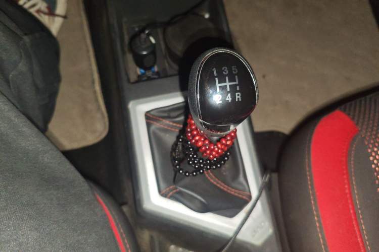 Used JAC Group Refine S2 2017 1.5L Manual Luxury Connect Edition Gear Lever