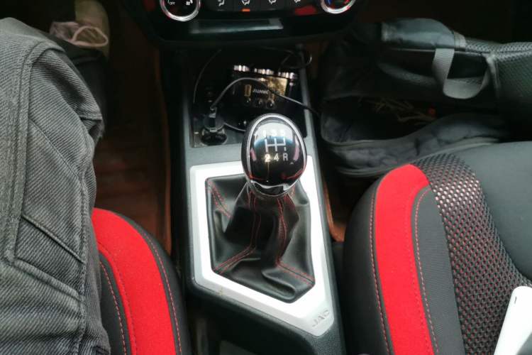Used JAC Group Refine S2 2017 1.5L Manual Luxury Connect Edition Gear Lever