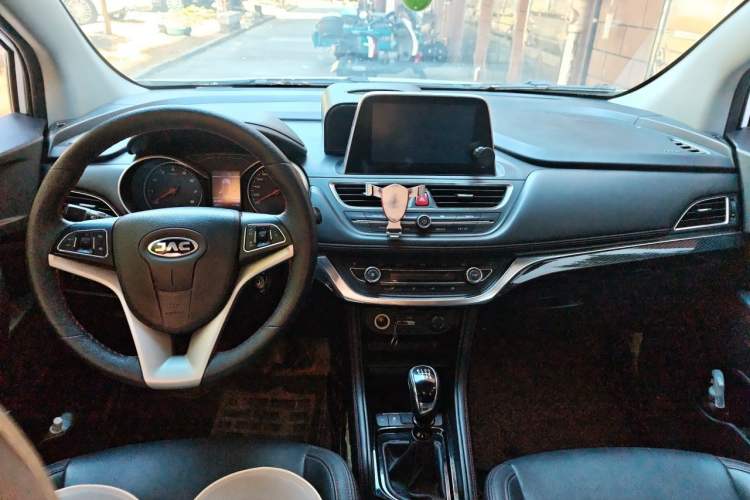 Used JAC Group Refine S3 2017 1.5L Manual Luxury Smart Model Center Console