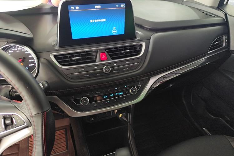 Used JAC Group Refine S3 2017 1.5L Manual Luxury Smart Model Center Console