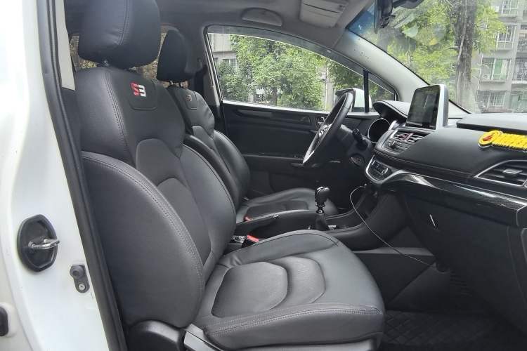 Used JAC Group Refine S3 2018 Custom Edition 1.5L Manual Luxury Smart Model Interior 11