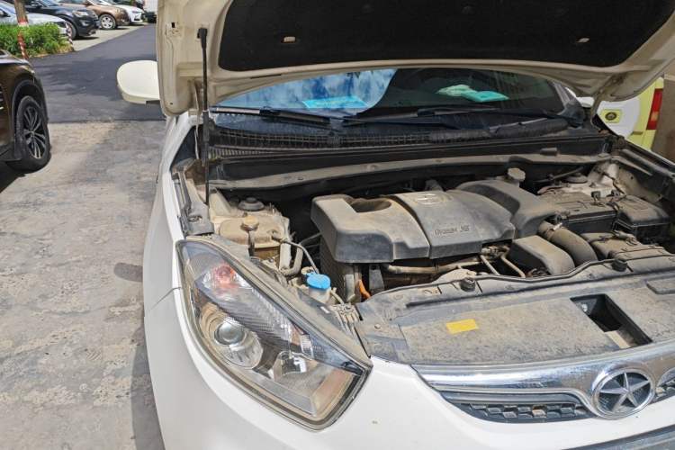 Used JAC Group Refine S5 2013 2.0T Manual Luxury Edition Engine Bay Right