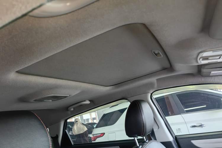 Used JAC Group Refine S5 2014 2.0T Automatic Luxury Edition Interior 2