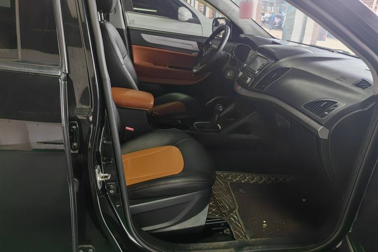 Used JAC Group Refine S5 2014 2.0T Automatic Luxury Edition Interior 4
