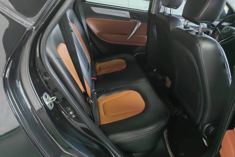Used JAC Group Refine S5 2014 2.0T Automatic Luxury Edition Interior 5
